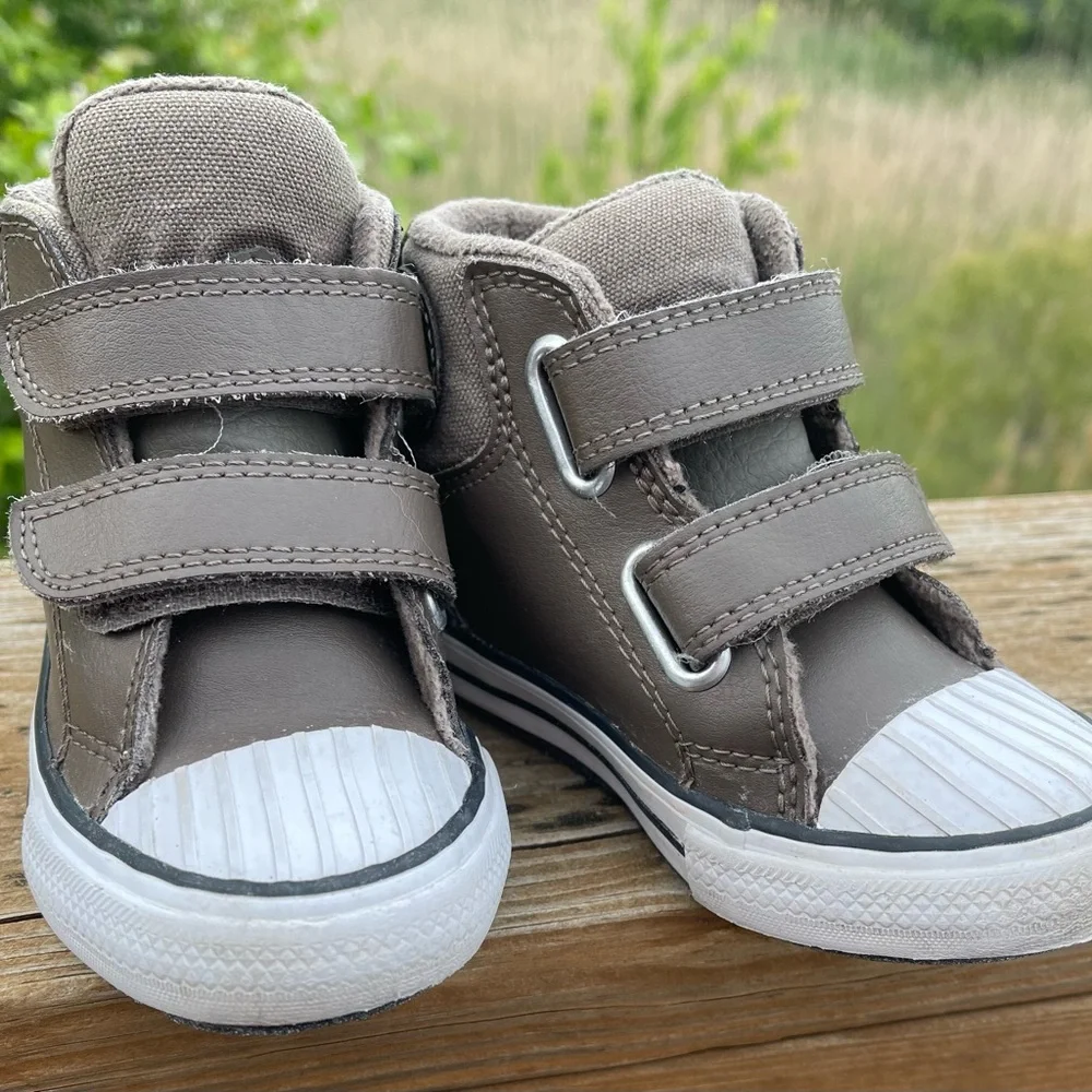 Toddler Chuck Taylor All Star Berkshire Leather Boot Sneakers with velcro